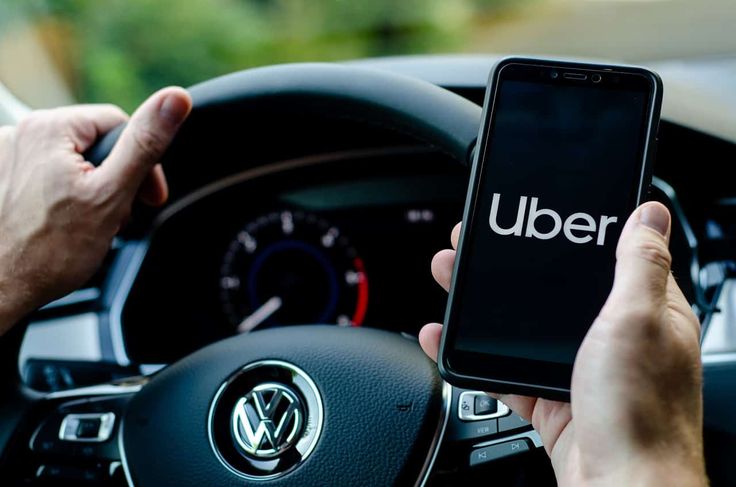 Uma foto com o log do aplicativo de transporte Uber.