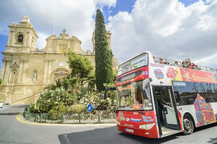 Uma foto de um dos Ônibus Turístico de Malta