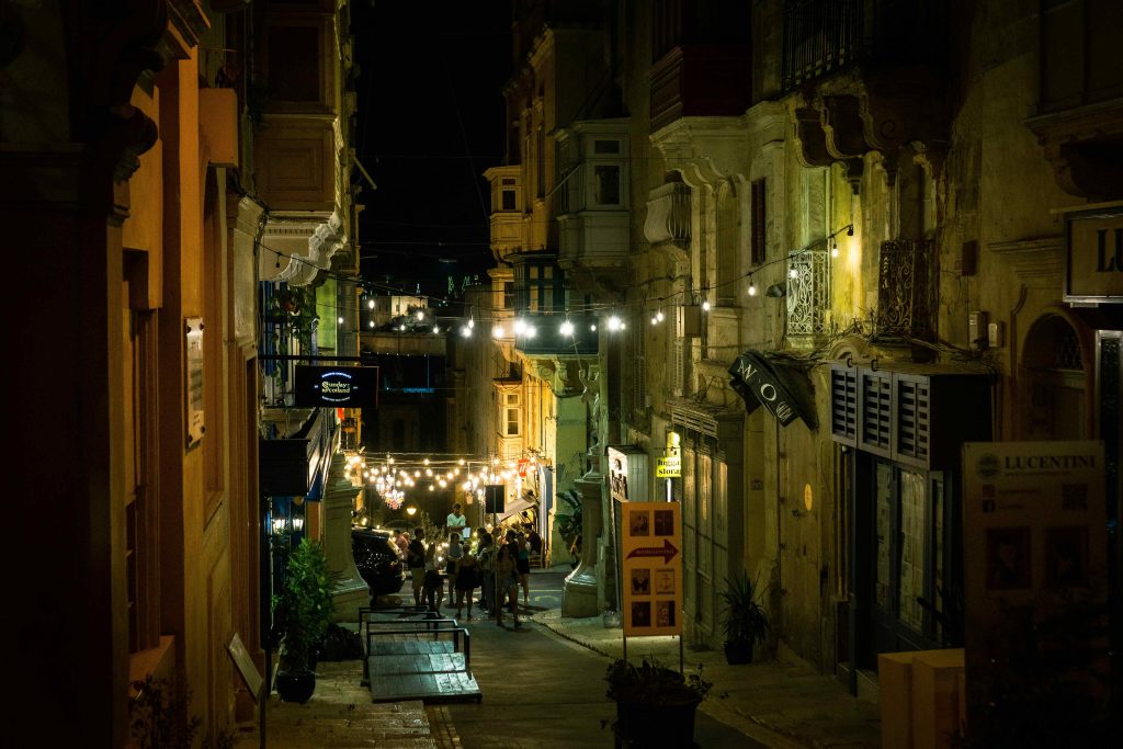 Uma foto tirada por  Jana Dor do centro de Valletta à noite.