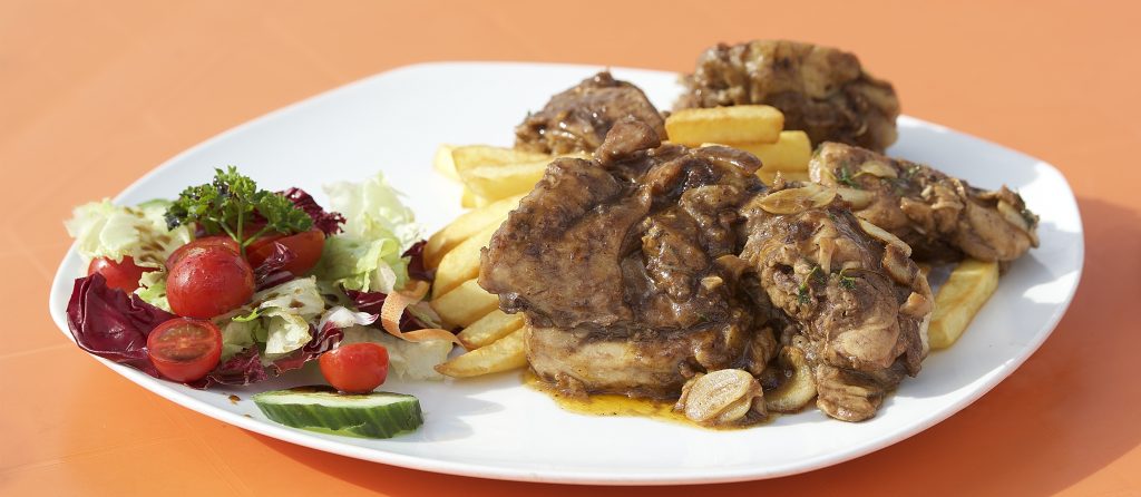 Uma foto do prato Fenkata feito com carne de coelho e tradicional em Malta.