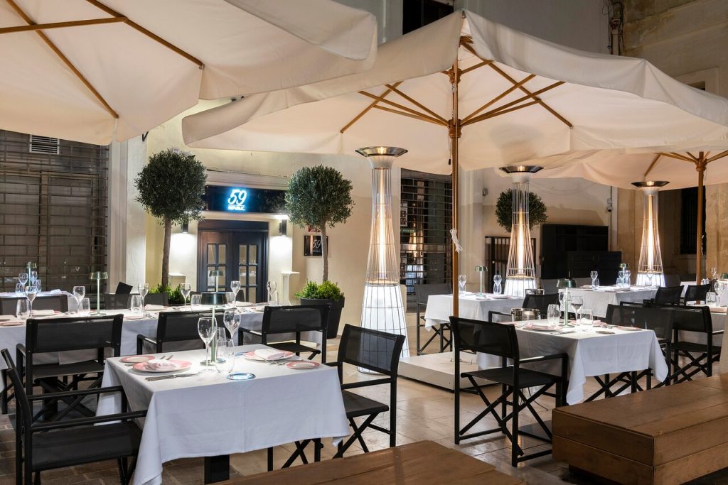 Uma foto do interior do restaurante Fifty Nine Republic em Vallletta