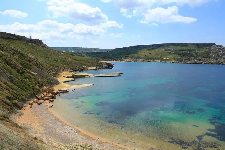 Uma foto da praia de Gnejna Bay em Malta.