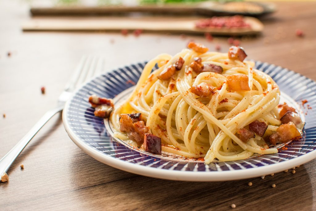Uma foto de um macarrão à carbonara tirada pelo fotógrafo Raphael Nogueira.