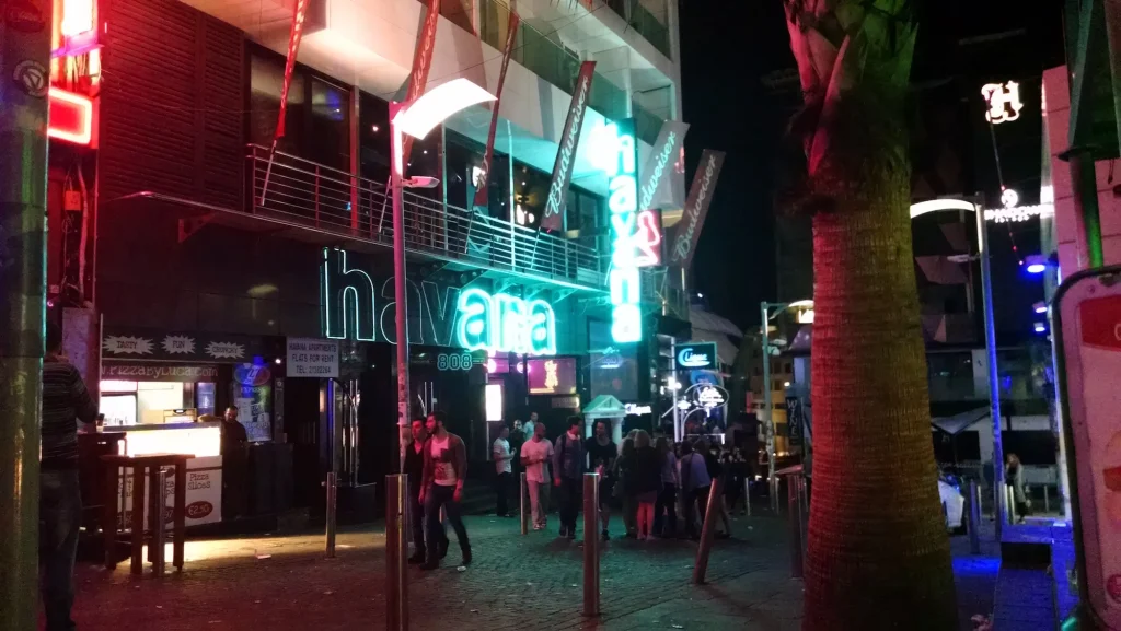 Uma foto da entrada da casa noturna Havana na ilha de Malta.
