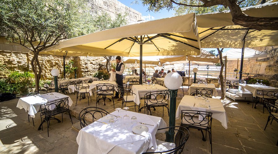 Uma foto mostrando o terraço do restaurante Rampila  em Valletta.