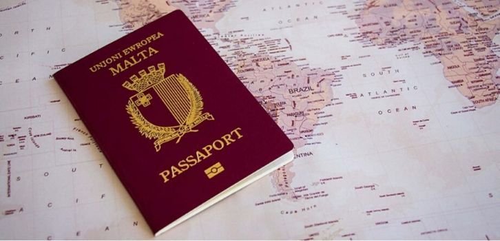 Foto de um passaporte maltês.