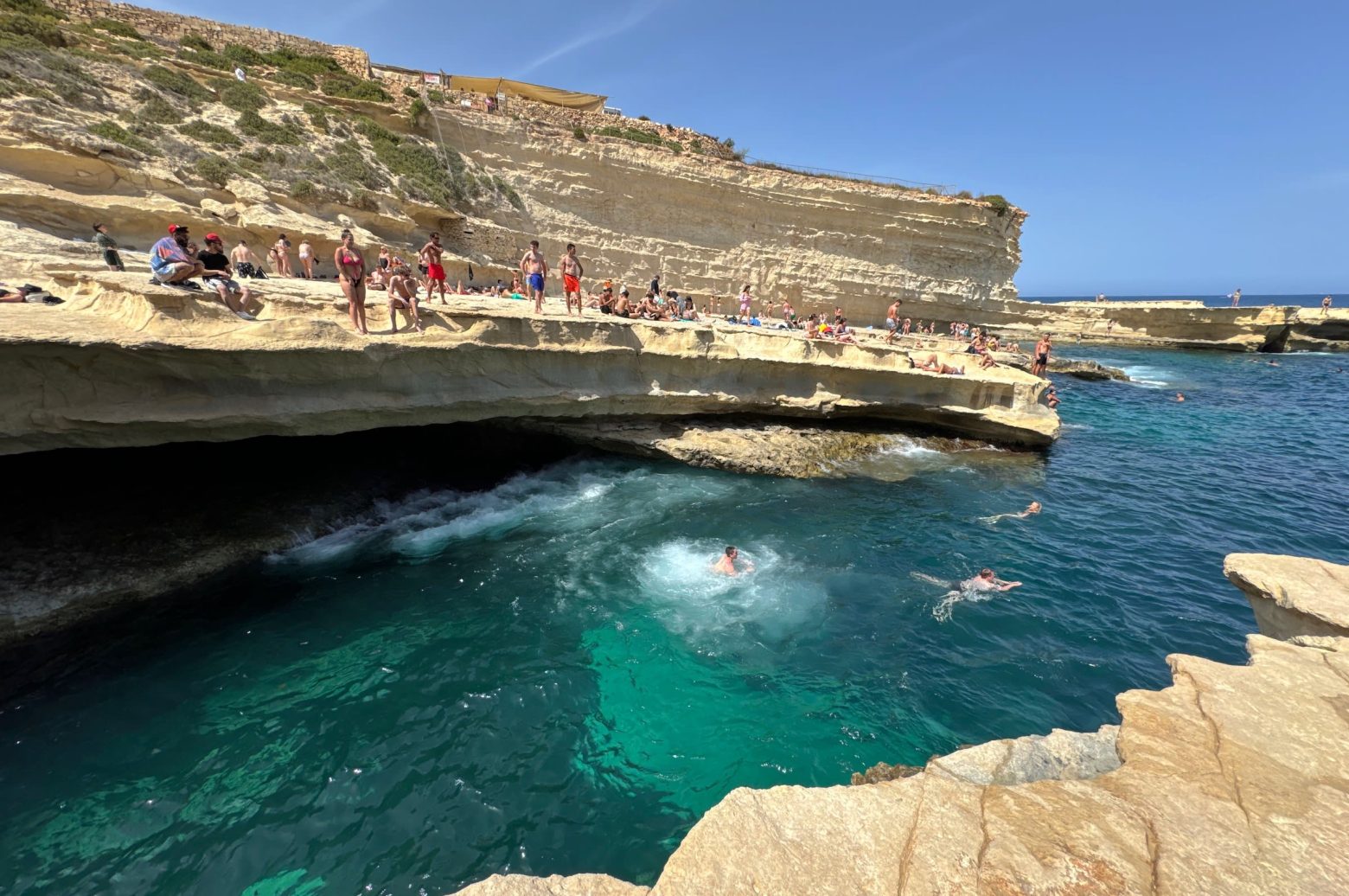 Imagem da Praia em Malta: Piscina natural: ST-Peter s pool. Pessoa nadando na água cristalina.